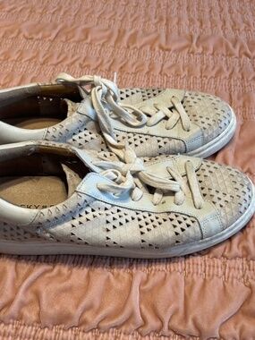 Lucky brand white tennis shoes